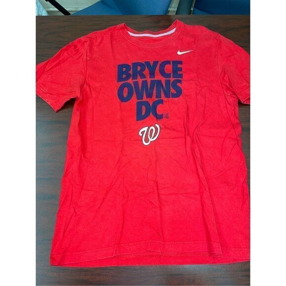 Washington Nationals MLB Bryce Owns DC Nike Regular Fit Red Short Sleeve Tee - Picture 1 of 3